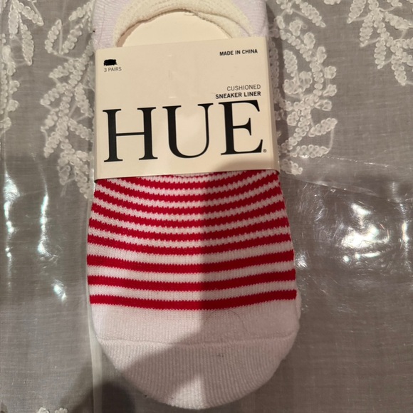 NWT FOUR PAIRS of HUE Women's Socks - Picture 4 of 6